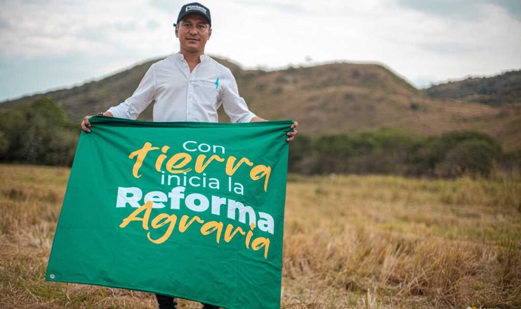 hombre-campesino-con-bandera