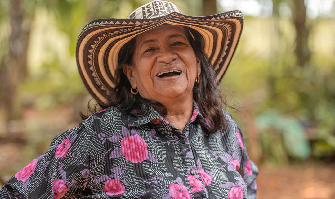 mujer-adulta-campesina-sonriendo-2