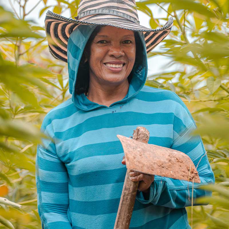 mujer-campesina-asadon