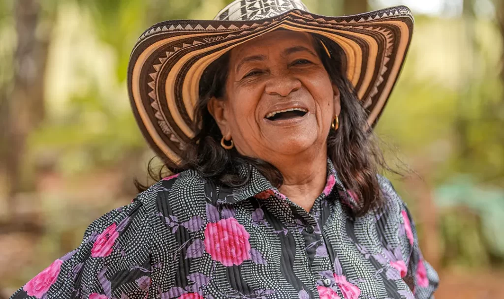 mujer-campesina-con-sombrero